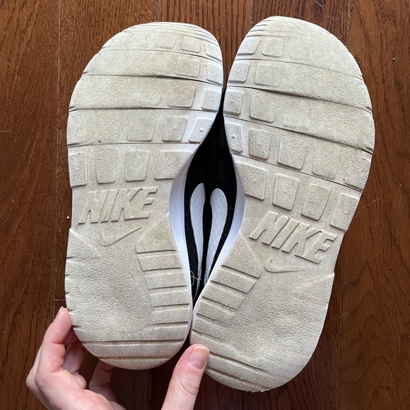 Nike Tanjun Black/White 818381-011 Youth 6 Women’s 7.5 - Picture 3 of 5